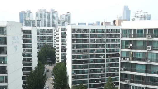 정부가 6·17 대책을 발표한 한 달새 은마아파트 전셋값이 1억∼2억 급등했다. 사진은 대치동 은마아파트 단지 전경.<연합뉴스>